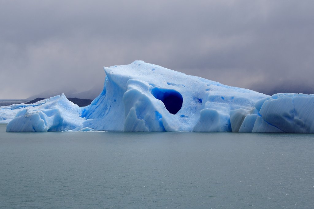 28-Onother big iceberg from the Upsala glacier.jpg - Onother big iceberg from the Upsala glacier